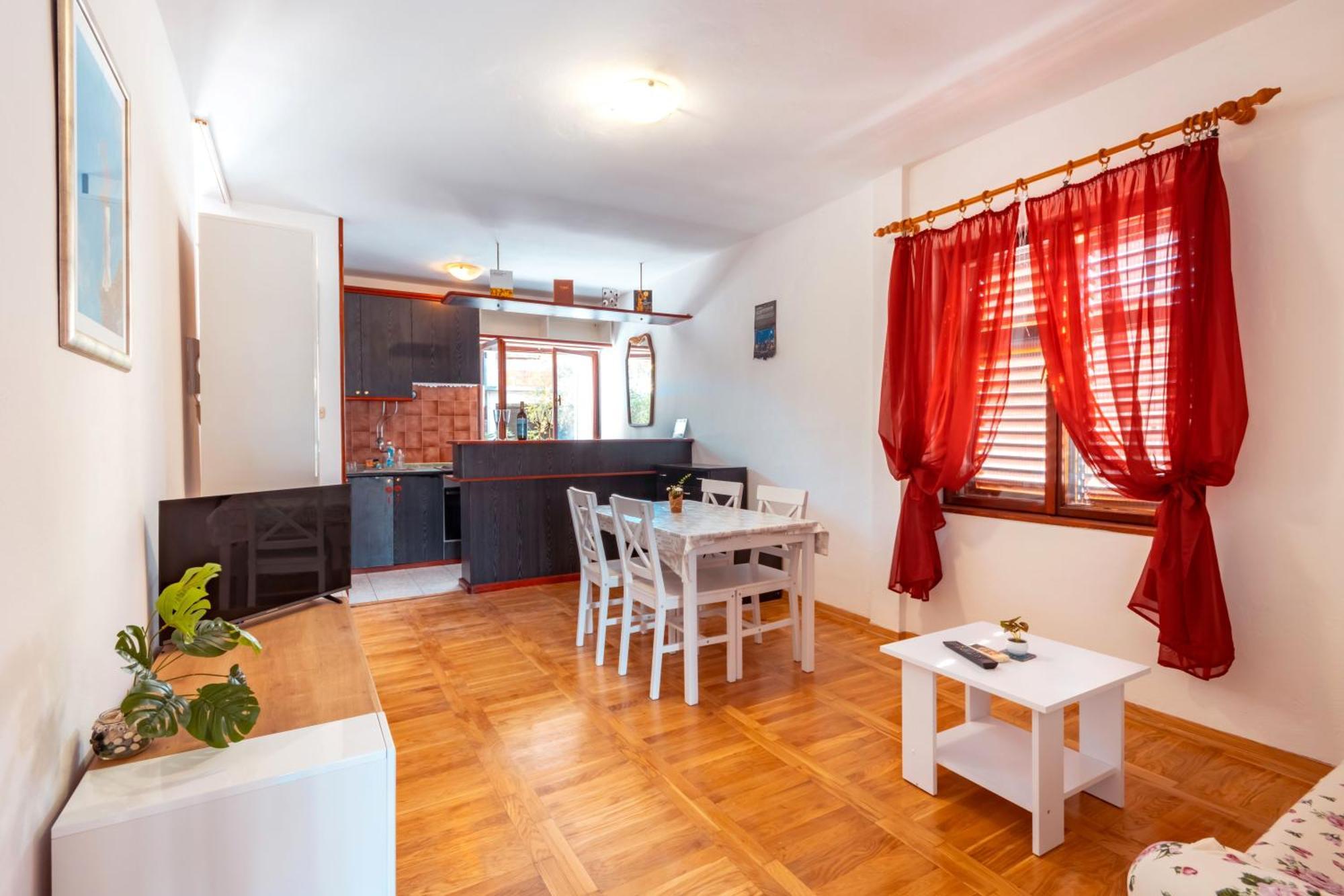 Lana Apartment *